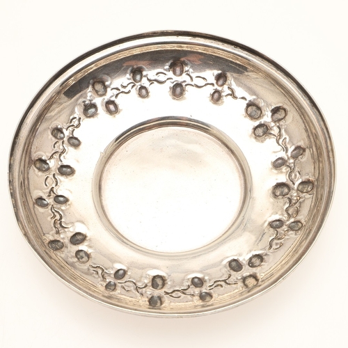 87 - A LATE VICTORIAN SILVER PORRINGER AND COVER. With demi-fluted and foliate swag decoration, plain scr... 