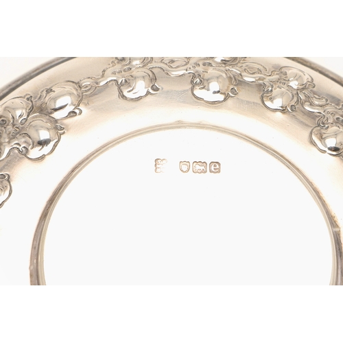 87 - A LATE VICTORIAN SILVER PORRINGER AND COVER. With demi-fluted and foliate swag decoration, plain scr... 