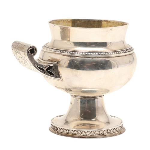 91 - AN INTERESTING EDWARDIAN SILVER CUP. Modelled as a 16th Century style German mazer cup, with gilded ... 