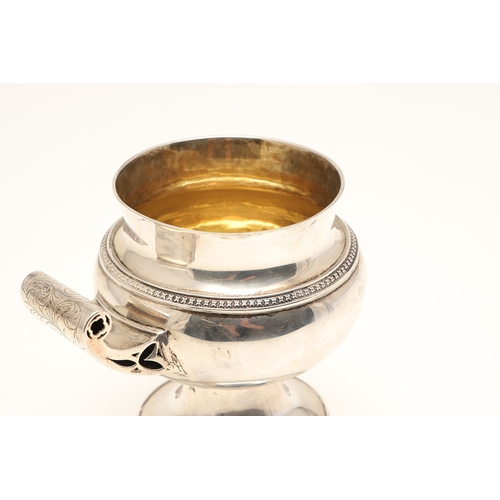 91 - AN INTERESTING EDWARDIAN SILVER CUP. Modelled as a 16th Century style German mazer cup, with gilded ... 