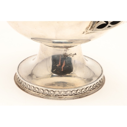 91 - AN INTERESTING EDWARDIAN SILVER CUP. Modelled as a 16th Century style German mazer cup, with gilded ... 