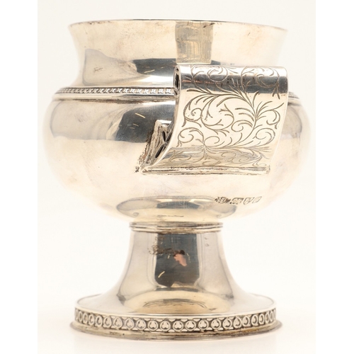 91 - AN INTERESTING EDWARDIAN SILVER CUP. Modelled as a 16th Century style German mazer cup, with gilded ... 