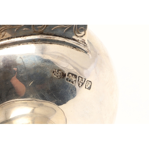 91 - AN INTERESTING EDWARDIAN SILVER CUP. Modelled as a 16th Century style German mazer cup, with gilded ... 