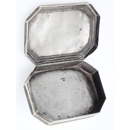 93 - AN 18TH CENTURY SILVER SNUFF BOX. Of octagonal form, the cover engraved with a coat of arms flanked ... 