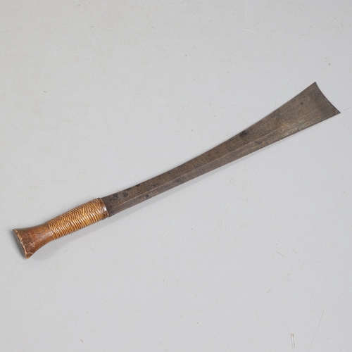 A FINE NORTH BURMESE KACHIN DAO SHORT SWORD. With a 45 cm broad blade ...