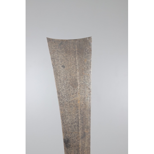 A FINE NORTH BURMESE KACHIN DAO SHORT SWORD. With a 45 cm broad blade ...