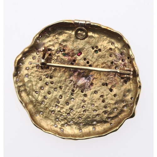 271 - A GOLD, DIAMOND AND GEM SET PEKINGESE BROOCH. set  overall with circular-cut diamonds, with green to... 