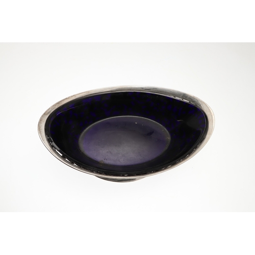 28 - AN EDWARDIAN SILVER FRUIT BOWL. Of nevette form, the sides decorated with pierced foliate and floral... 