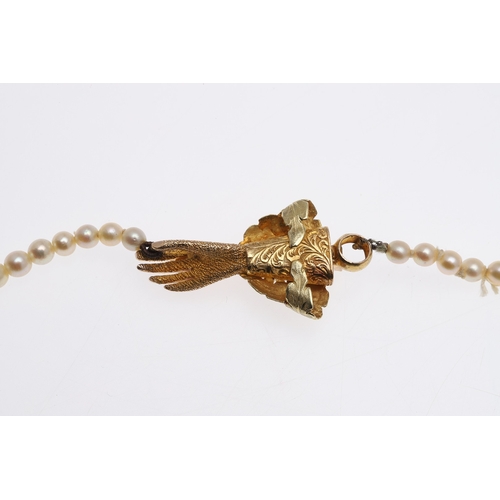 289 - A SINGLE ROW GRADUATED CULTURED PEARL NECKLACE. the pearls graduate from approximately 3.7mm to 7.4m... 