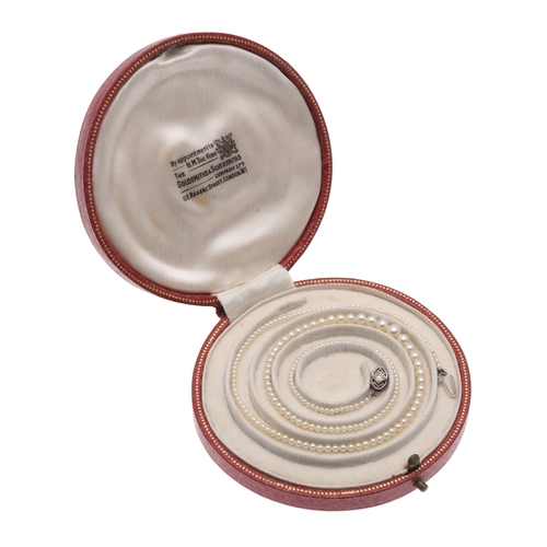 291 - A SINGLE ROW GRADUATED UNTESTED PEARL NECKLACE. the central pearl measures approximately 4.6mm and t... 