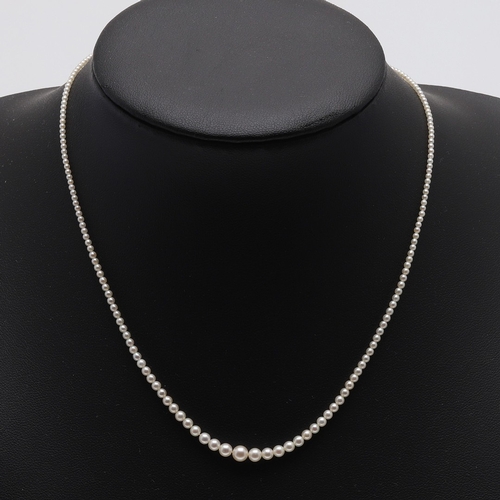 291 - A SINGLE ROW GRADUATED UNTESTED PEARL NECKLACE. the central pearl measures approximately 4.6mm and t... 