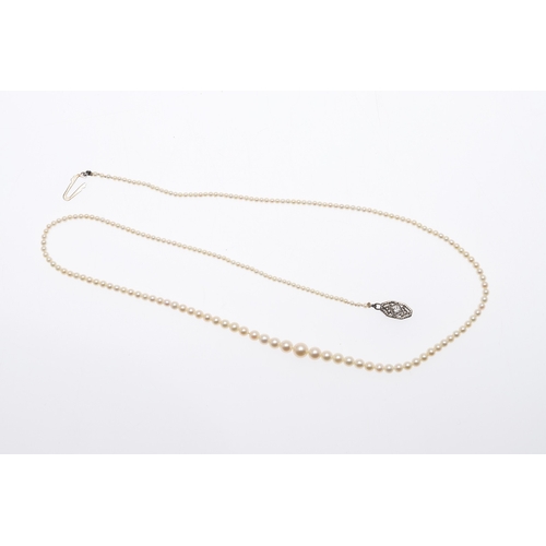 291 - A SINGLE ROW GRADUATED UNTESTED PEARL NECKLACE. the central pearl measures approximately 4.6mm and t... 