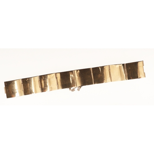 312 - ELIZABETH BARRETT BROWNING. A REGENCY GOLD PANEL BRACELET, CIRCA 1819. formed with gold hinged panel... 