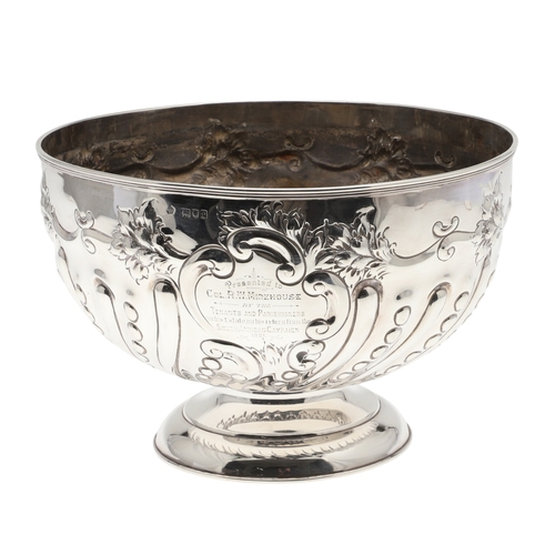 41 - AN EARLY 20TH CENTURY SILVER ROSE BOWL, MILITARY INTEREST. Of circular form with embossed lobes and ... 