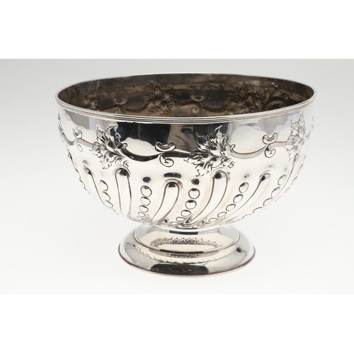 41 - AN EARLY 20TH CENTURY SILVER ROSE BOWL, MILITARY INTEREST. Of circular form with embossed lobes and ... 