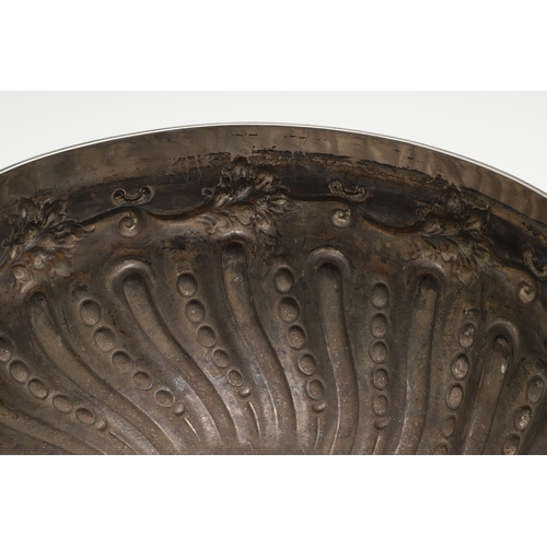 41 - AN EARLY 20TH CENTURY SILVER ROSE BOWL, MILITARY INTEREST. Of circular form with embossed lobes and ... 