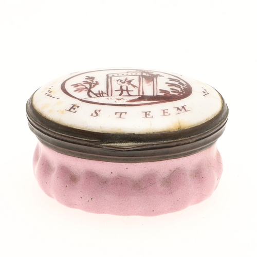 95 - AN 18TH CENTURY STAFFORDSHIRE BILSTON ENAMEL PILL BOX. The cover with 'A Token of Esteem' with desig... 