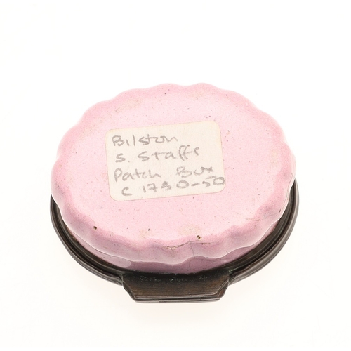 95 - AN 18TH CENTURY STAFFORDSHIRE BILSTON ENAMEL PILL BOX. The cover with 'A Token of Esteem' with desig... 