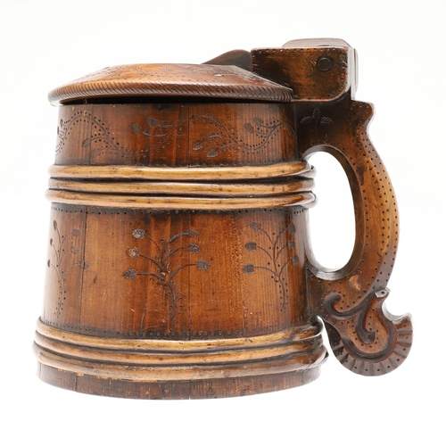 436 - A LARGE 19TH CENTURY SCOTTISH WOODEN PEG TANKARD. of tapered form with willow banding and hammered f... 