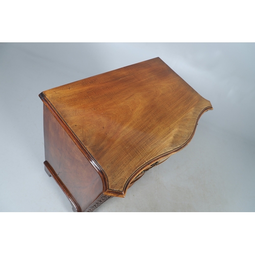 465 - A GEORGE III MAHOGANY SERPENTINE CHEST OF DRAWERS, CIRCA 1750. the top with moulded edge above brush... 