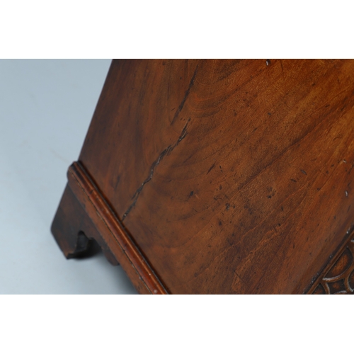 465 - A GEORGE III MAHOGANY SERPENTINE CHEST OF DRAWERS, CIRCA 1750. the top with moulded edge above brush... 