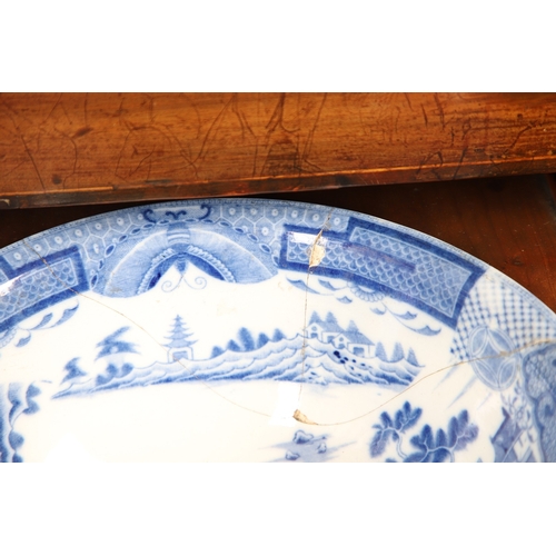 494 - A FINE GEORGE III GENTLEMAN'S MAHOGANY AND BOXWOOD STRUNG WASHSTAND. the crossbanded top opening to ... 