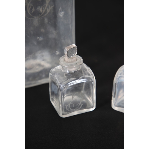 494 - A FINE GEORGE III GENTLEMAN'S MAHOGANY AND BOXWOOD STRUNG WASHSTAND. the crossbanded top opening to ... 