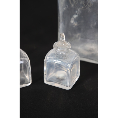 494 - A FINE GEORGE III GENTLEMAN'S MAHOGANY AND BOXWOOD STRUNG WASHSTAND. the crossbanded top opening to ... 