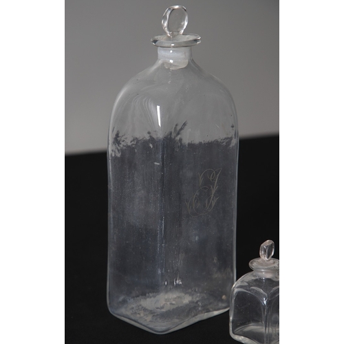 494 - A FINE GEORGE III GENTLEMAN'S MAHOGANY AND BOXWOOD STRUNG WASHSTAND. the crossbanded top opening to ... 