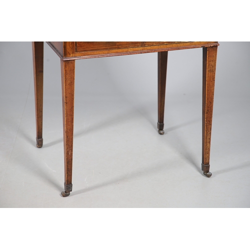 494 - A FINE GEORGE III GENTLEMAN'S MAHOGANY AND BOXWOOD STRUNG WASHSTAND. the crossbanded top opening to ... 