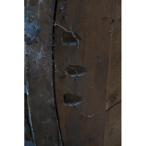 535 - A LARGE 19TH CENTURY GILT GESSO OVAL WALL MIRROR. the tripple section plate to a wire mounted gilt g... 