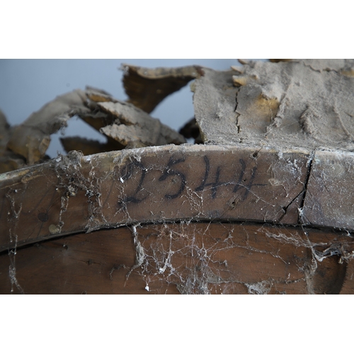 535 - A LARGE 19TH CENTURY GILT GESSO OVAL WALL MIRROR. the tripple section plate to a wire mounted gilt g... 