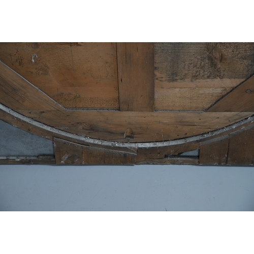 535 - A LARGE 19TH CENTURY GILT GESSO OVAL WALL MIRROR. the tripple section plate to a wire mounted gilt g... 