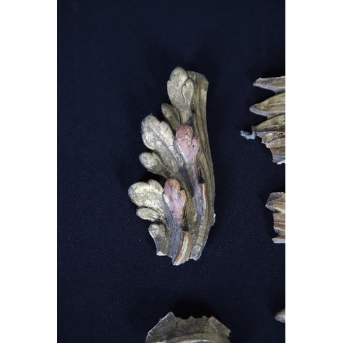 535 - A LARGE 19TH CENTURY GILT GESSO OVAL WALL MIRROR. the tripple section plate to a wire mounted gilt g... 