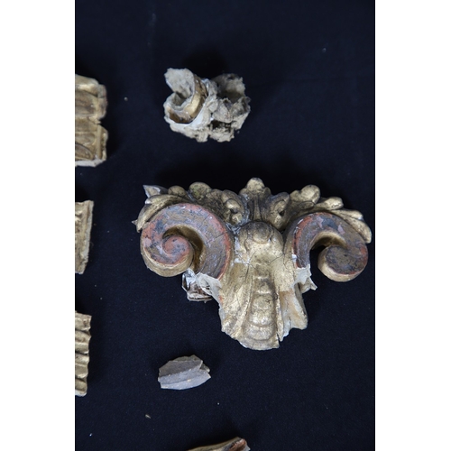 535 - A LARGE 19TH CENTURY GILT GESSO OVAL WALL MIRROR. the tripple section plate to a wire mounted gilt g... 