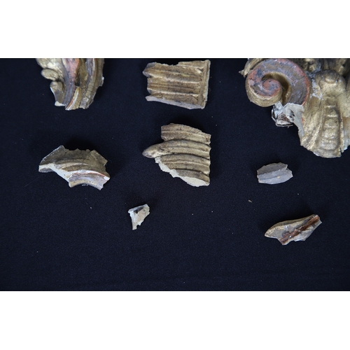 535 - A LARGE 19TH CENTURY GILT GESSO OVAL WALL MIRROR. the tripple section plate to a wire mounted gilt g... 