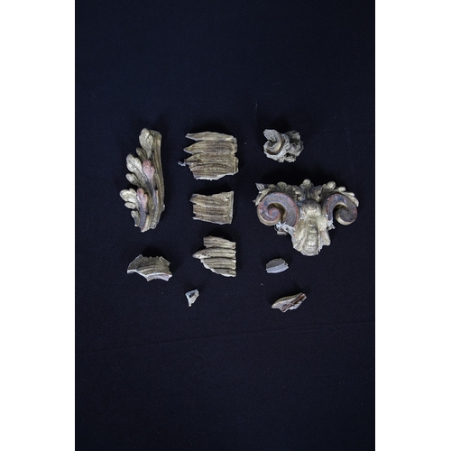 535 - A LARGE 19TH CENTURY GILT GESSO OVAL WALL MIRROR. the tripple section plate to a wire mounted gilt g... 