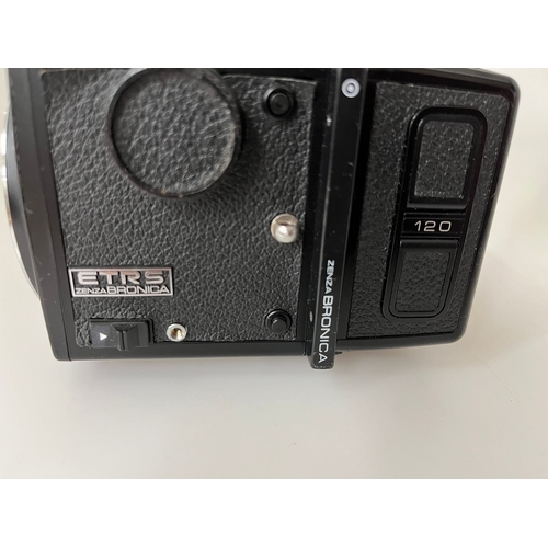 570 - ZENZA BRONICA CAMERA, LENSES & ACCESSORIES. A Zenza Bronica ERTS camera, with an attached Zenzanon l... 
