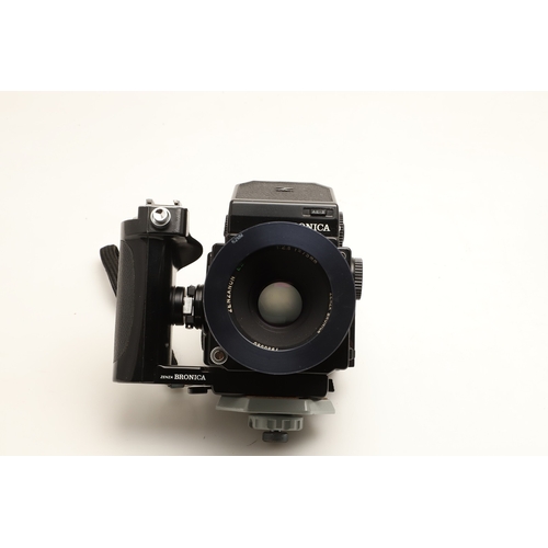 570 - ZENZA BRONICA CAMERA, LENSES & ACCESSORIES. A Zenza Bronica ERTS camera, with an attached Zenzanon l... 