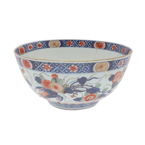 681 - LARGE CHINESE VERTE IMARI BOWL. Kangxi period (1661-1722), the large bowl painted with flowers and l... 