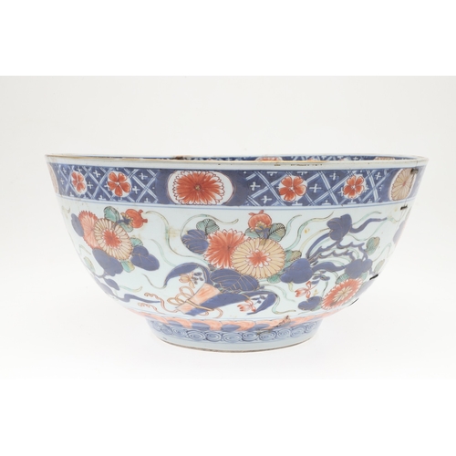 681 - LARGE CHINESE VERTE IMARI BOWL. Kangxi period (1661-1722), the large bowl painted with flowers and l... 