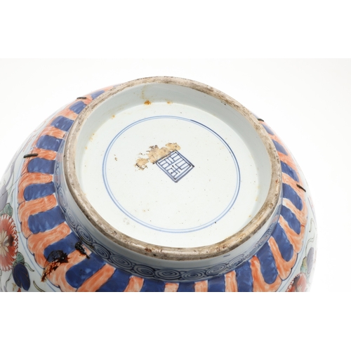 681 - LARGE CHINESE VERTE IMARI BOWL. Kangxi period (1661-1722), the large bowl painted with flowers and l... 