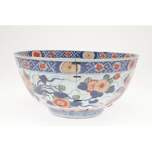 681 - LARGE CHINESE VERTE IMARI BOWL. Kangxi period (1661-1722), the large bowl painted with flowers and l... 
