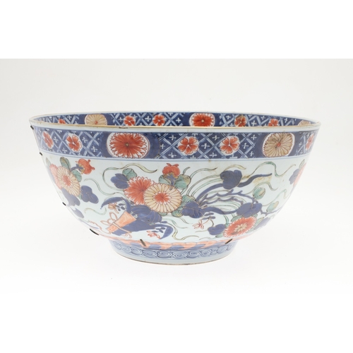 681 - LARGE CHINESE VERTE IMARI BOWL. Kangxi period (1661-1722), the large bowl painted with flowers and l... 