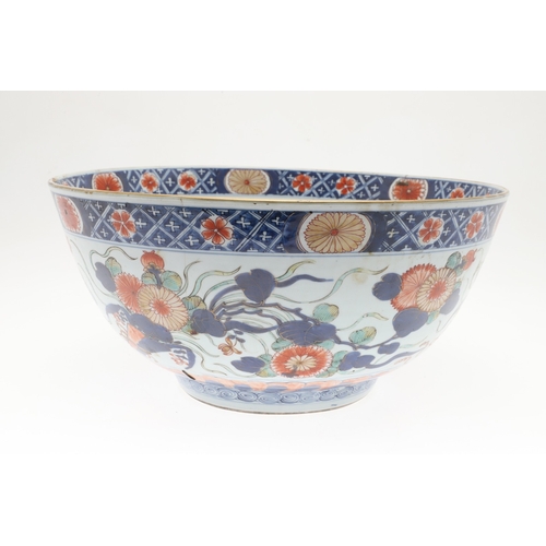 681 - LARGE CHINESE VERTE IMARI BOWL. Kangxi period (1661-1722), the large bowl painted with flowers and l... 