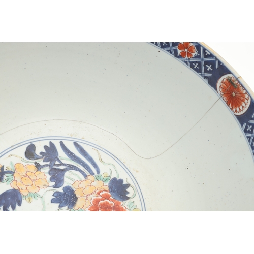 681 - LARGE CHINESE VERTE IMARI BOWL. Kangxi period (1661-1722), the large bowl painted with flowers and l... 