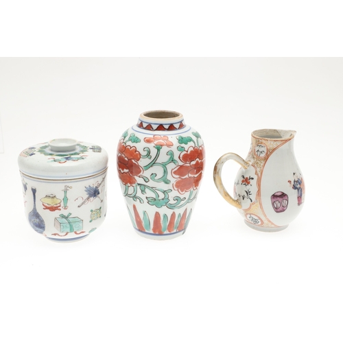 698 - CHINESE FAMILLE VERTE LIDDED JAR & OTHER ITEMS. A small lidded jar painted with a variety of preciou... 