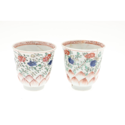 698 - CHINESE FAMILLE VERTE LIDDED JAR & OTHER ITEMS. A small lidded jar painted with a variety of preciou... 