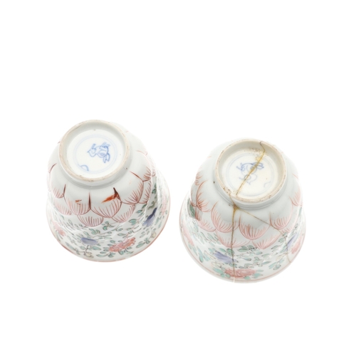 698 - CHINESE FAMILLE VERTE LIDDED JAR & OTHER ITEMS. A small lidded jar painted with a variety of preciou... 