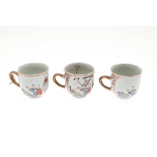 698 - CHINESE FAMILLE VERTE LIDDED JAR & OTHER ITEMS. A small lidded jar painted with a variety of preciou... 